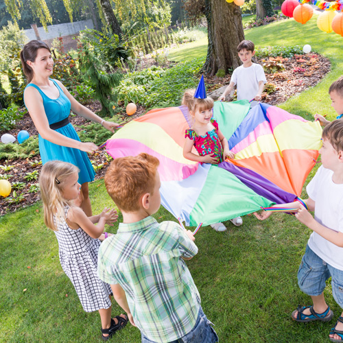 kids-playing-parachute-games-P9TMMEP-1